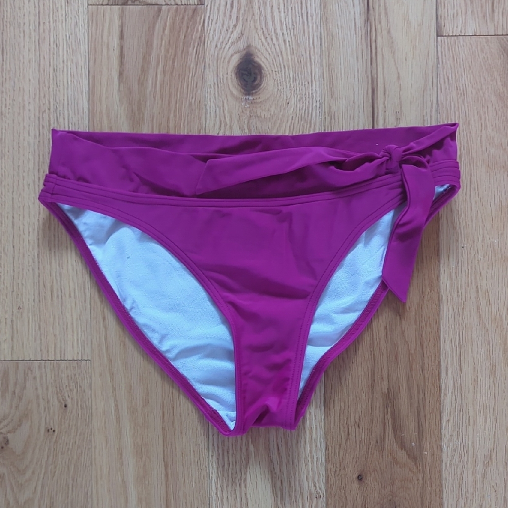 Firefly. Chic Magenta Bikini Bottoms. Size Medium.